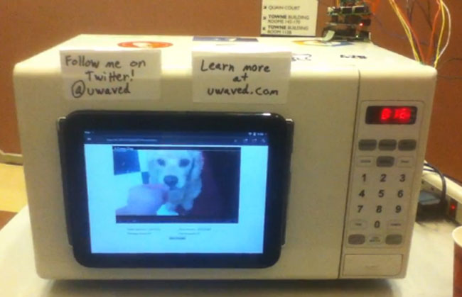 Estudantes criaram um microondas que apresenta vídeos do YouTube enquanto prepara sua comida
